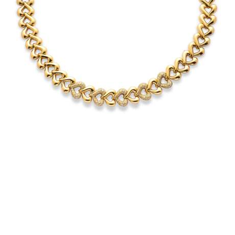 VAN CLEEF & ARPELS GOLD AND DIAMOND NECKLACE, BRACELET, EARRING AND RING SUITE - photo 2