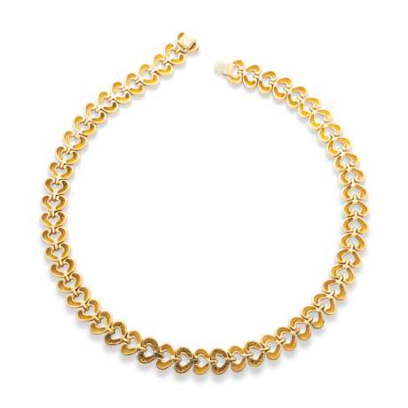 VAN CLEEF & ARPELS GOLD AND DIAMOND NECKLACE, BRACELET, EARRING AND RING SUITE - Foto 4