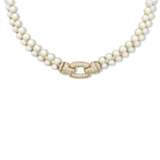 CARTIER CULTURED PEARL AND DIAMOND NECKLACE, BRACELET, EARRING AND RING SUITE - Foto 3