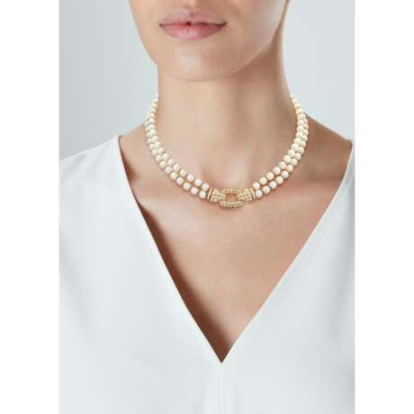 CARTIER CULTURED PEARL AND DIAMOND NECKLACE, BRACELET, EARRING AND RING SUITE - Foto 12