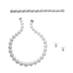 NO RESERVE - CULTURED PEARL AND DIAMOND NECKLACE, EARRING AND BRACELET SET