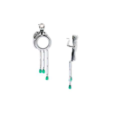 CARTIER EMERALD, ONYX AND DIAMOND 'PANTHERE' EARRINGS - фото 2