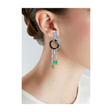 CARTIER EMERALD, ONYX AND DIAMOND 'PANTHERE' EARRINGS - фото 3