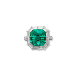 EMERALD AND DIAMOND RING