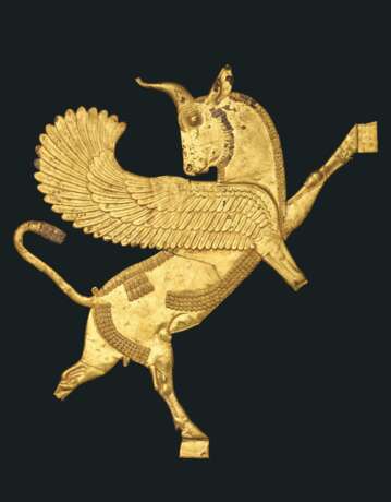 AN ACHAEMENID GOLD APPLIQUE OF A WINGED BULL - Foto 1