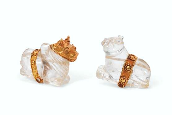 TWO WESTERN ASIATIC ROCK CRYSTAL AND GOLD SHEET AMULETS - Foto 1