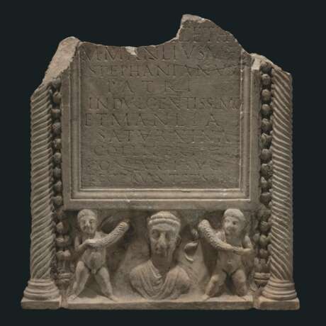 A ROMAN MARBLE CINERARY ALTAR - фото 1