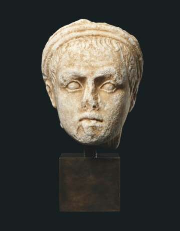 A ROMAN MARBLE HEAD OF A PRIEST - фото 1