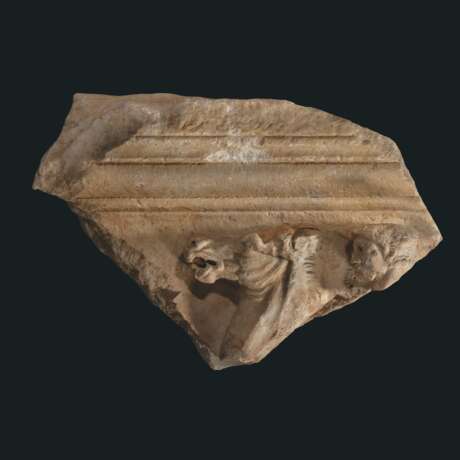 A ROMAN MARBLE RELIEF FRAGMENT - Foto 1
