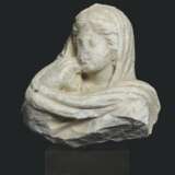 A ROMAN MARBLE FRAGMENTARY RELIEF WITH VEILED FEMALE FIGURE - Foto 1