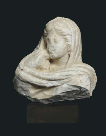 A ROMAN MARBLE FRAGMENTARY RELIEF WITH VEILED FEMALE FIGURE - фото 1