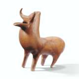 AN AMLASH POTTERY BULL RHYTON - Foto 1