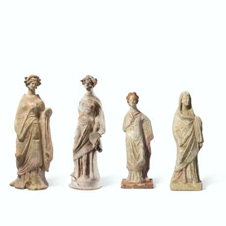 FOUR CANOSAN TERRACOTTA FEMALE FIGURES - фото 1