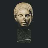 A GREEK MARBLE HEAD OF A YOUTH - Foto 1