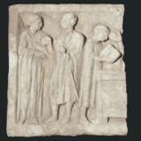 A GREEK MARBLE VOTIVE RELIEF WITH FUNERARY PROCESSION - Foto 1