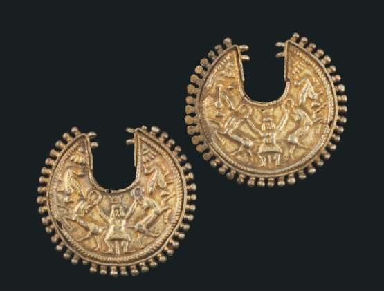 A PAIR OF ACHAEMENID SILVER GILT EARRINGS - Foto 1