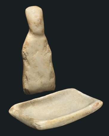 A CYCLADIC MARBLE SCHEMATIC IDOL AND PALETTE - Foto 1