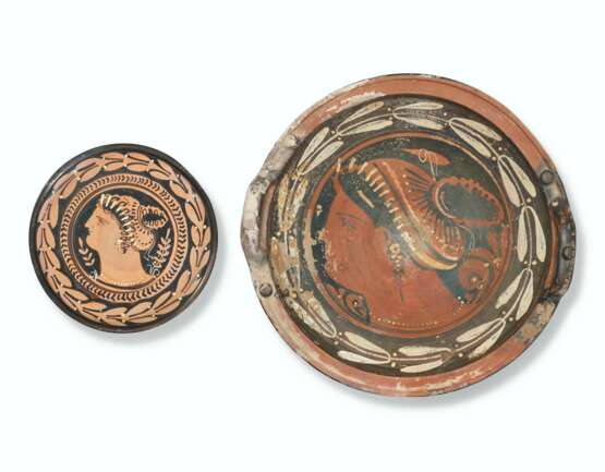 TWO APULIAN RED-FIGURED PLATES - photo 1