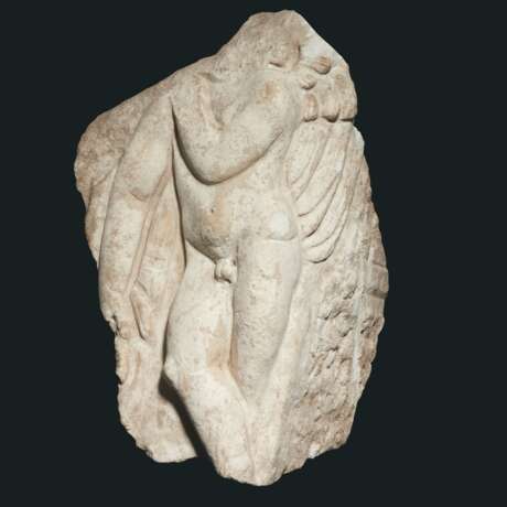 A ROMAN MARBLE SARCOPHAGUS FRAGMENT WITH CUPID - фото 1