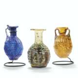 THREE ROMAN MOULD-BLOWN GLASS VESSELS - Foto 1