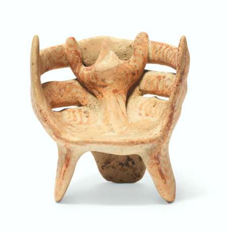 A MYCENAEAN PAINTED TERRACOTTA ENTHRONED FIGURE - Foto 1