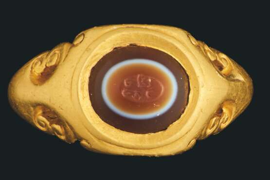 A ROMAN GOLD AND BANDED AGATE FINGER RING - photo 1