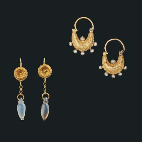 TWO PAIRS OF GREEK AND ROMAN GOLD EARRINGS - фото 1