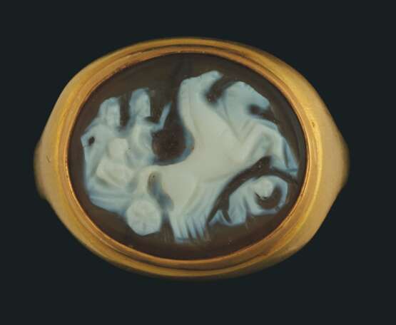 A ROMAN ONYX CAMEO WITH CHARIOT - Foto 1