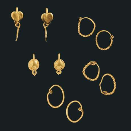 FIVE PAIRS OF ROMAN GOLD EARRINGS - фото 1