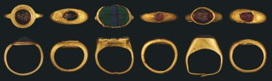 FIVE ROMAN GOLD AND INTAGLIO FINGER RINGS AND A LATER RING - photo 1