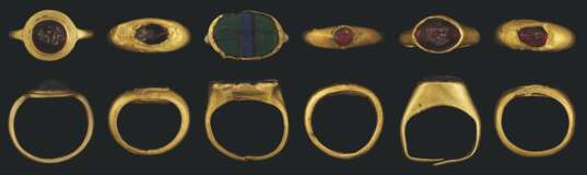 FIVE ROMAN GOLD AND INTAGLIO FINGER RINGS AND A LATER RING - фото 1