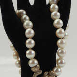 Perlenkette mit einem Verschluss aus Gold mit Diamanten. - Foto 1