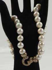 Perlenkette mit einem Verschluss aus Gold mit Diamanten.