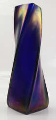 Glashütte Schliersee: Violette irisierende Vase.