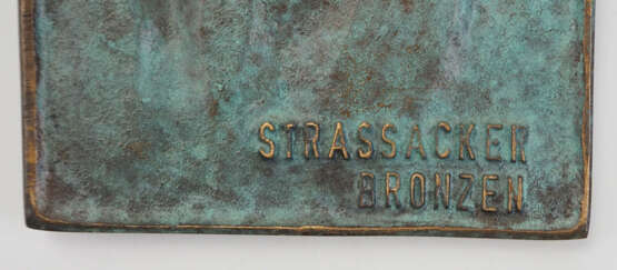 Strassacker Bronzen: Relief mit arbeitenden Männern. - photo 2