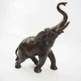 Bronzeskulptur: Stehender Elefant. - Foto 1