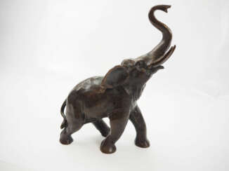 Bronzeskulptur: Stehender Elefant.