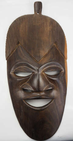 Holzmaske im afrikanischen Stil. - Foto 1