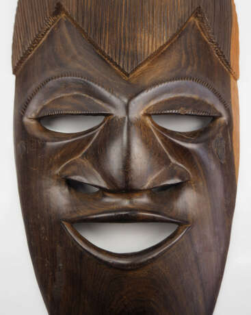 Holzmaske im afrikanischen Stil. - фото 2