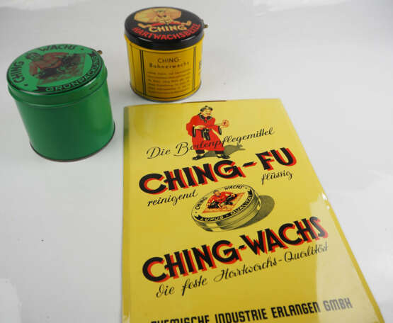 Ching Wachs: Zwei Metalldosen und ein Werbeschild. - Foto 1