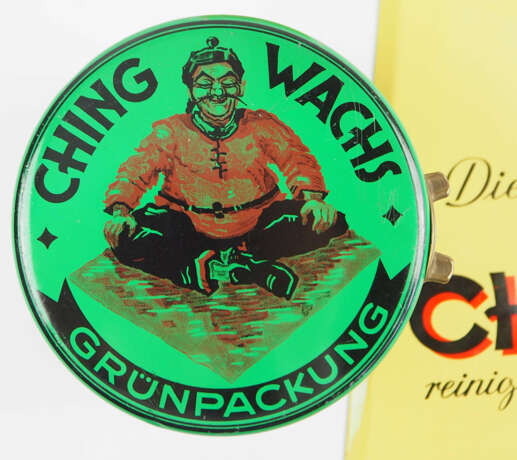 Ching Wachs: Zwei Metalldosen und ein Werbeschild. - Foto 2
