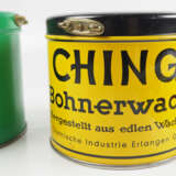 Ching Wachs: Zwei Metalldosen und ein Werbeschild. - Foto 4