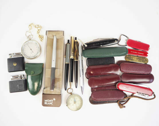 Konvolut Taschenmesser, Kompasse, Feuerzeuge und Kugelschreiber. - photo 1