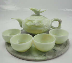 China: Teeservice aus hellgrüner Jade auf Untersetzer.