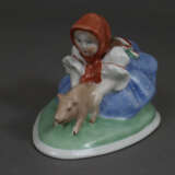 Porzellanfigur "Mädchen mit Glücksschwein" - фото 1