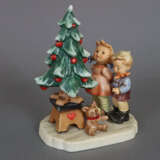 Hummelfigur "Am Weihnachtsbaum" - фото 1