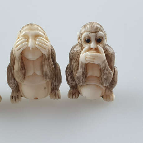 Drei Netsuke „sanbiki no saru“ - Foto 3