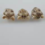 Drei Netsuke „sanbiki no saru“ - фото 5