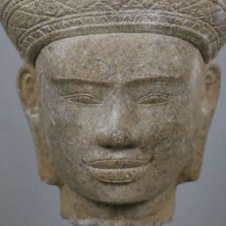 Kopf des Lokeshvara aus Sandstein - фото 3