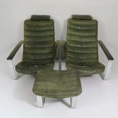 Zwei Sessel "Pulkka" mit einem Fußhocker